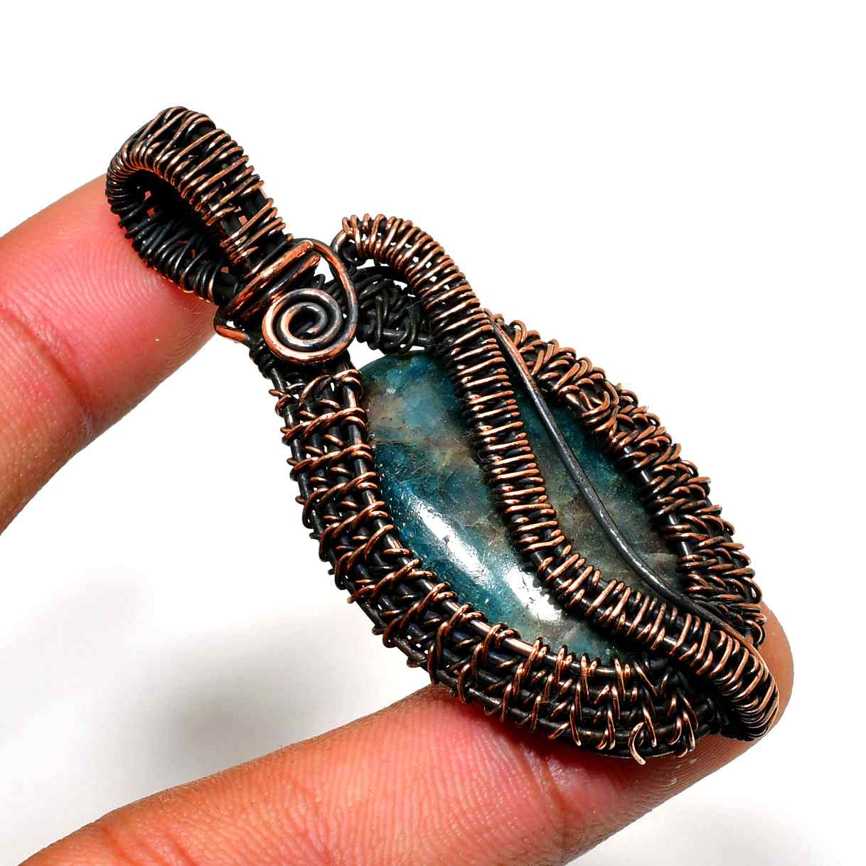 Ezra’s Veil – Labradorite Copper Pendant