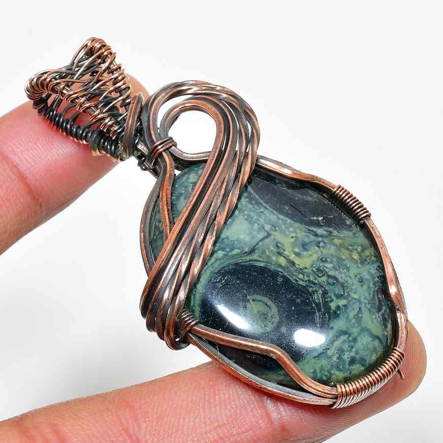 Ezra’s Veil – Copper-Wrapped Amethyst Amulet