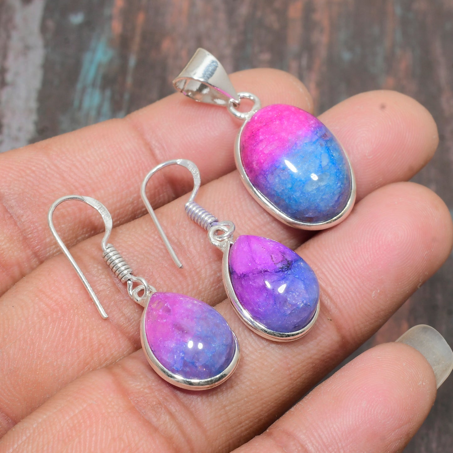 Aura Glow – Sterling Silver Dyed Agate Pendant & Earrings