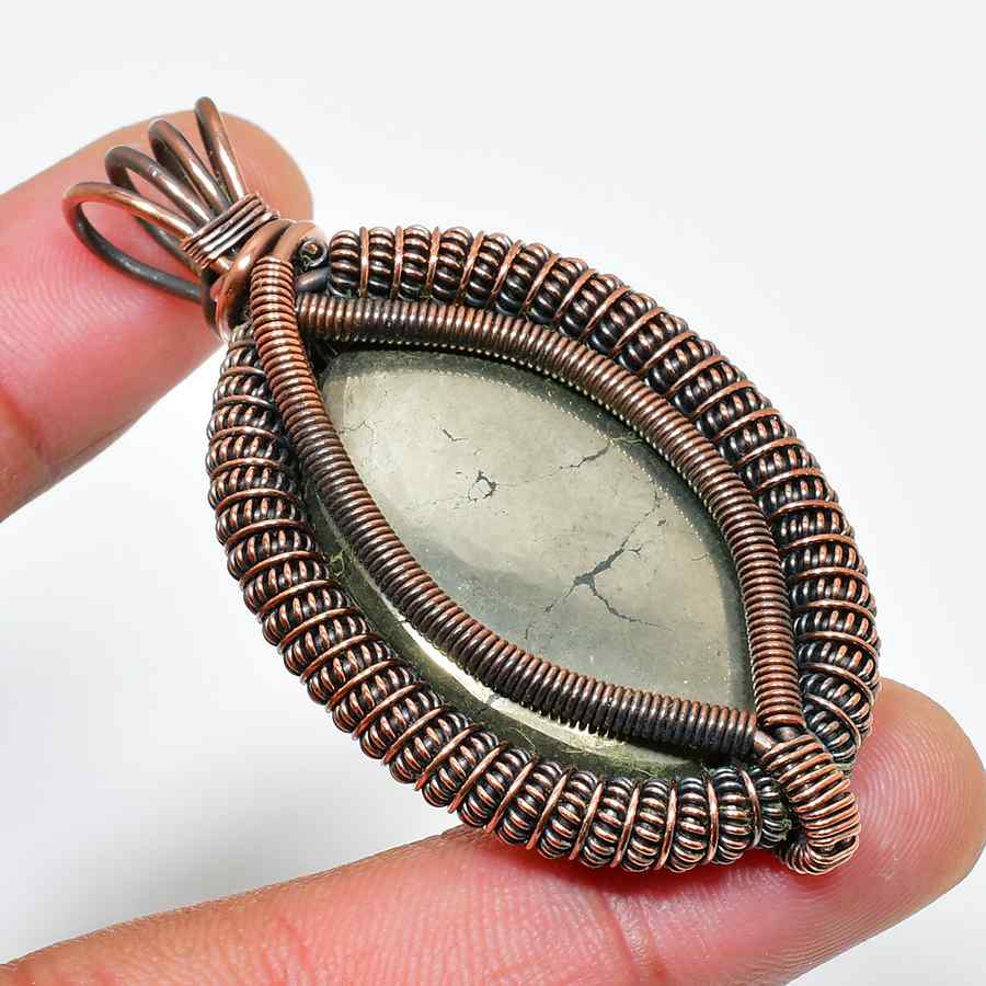 Luna’s Lure – Labradorite & Copper Pendant
