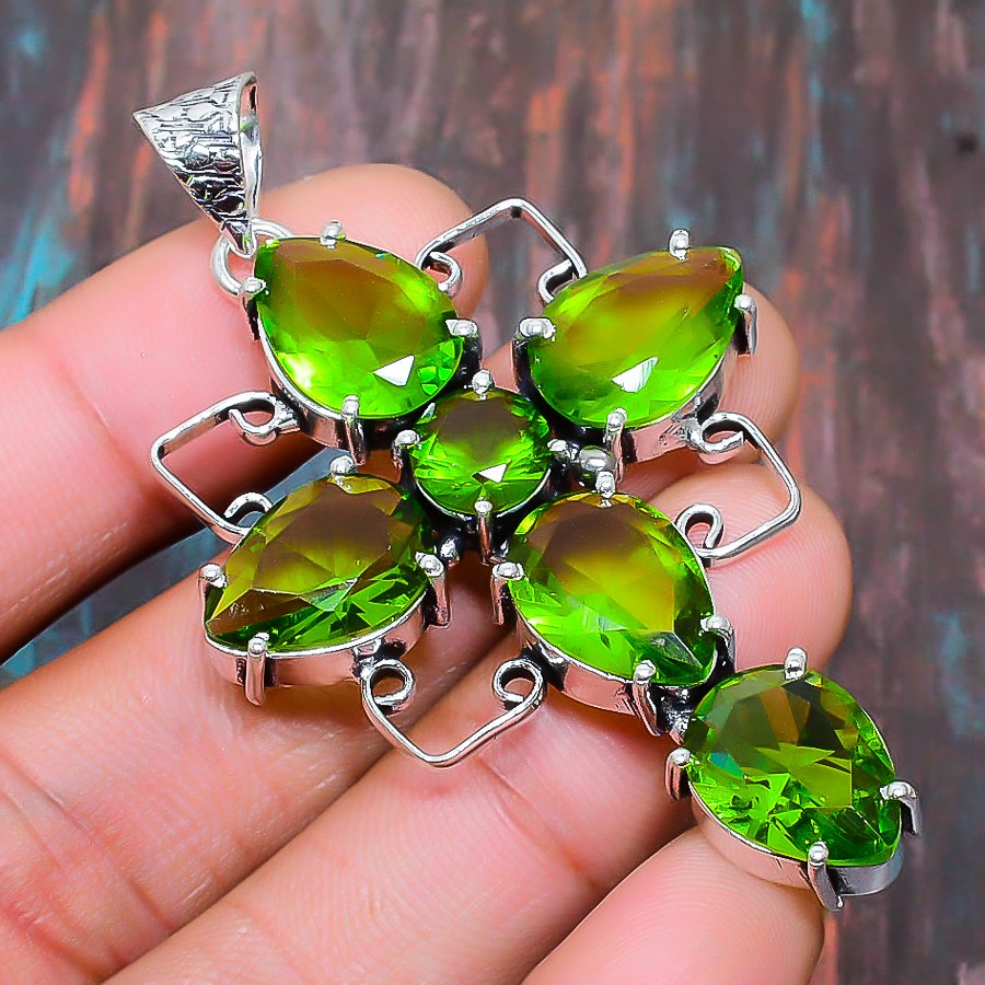 Émeraude d'Éternité – Wire-Wrapped Peridot Pendant
