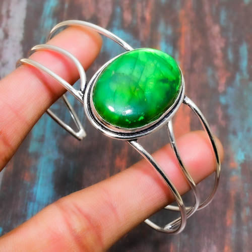 Verda’s Embrace – Green Jade & Silver Cuff