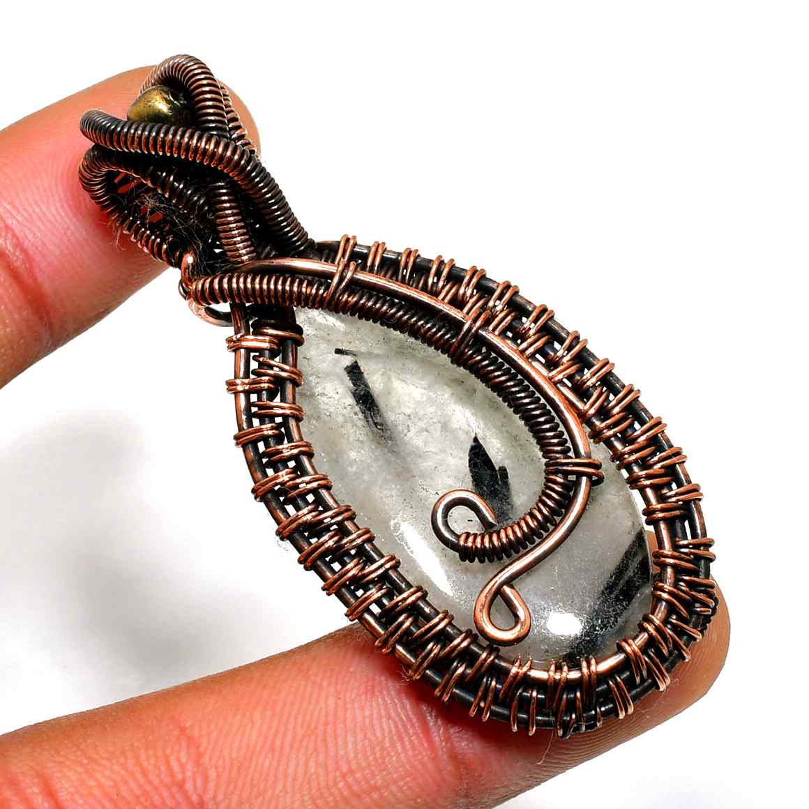 Aura’s Embrace – Quartz Copper Pendant
