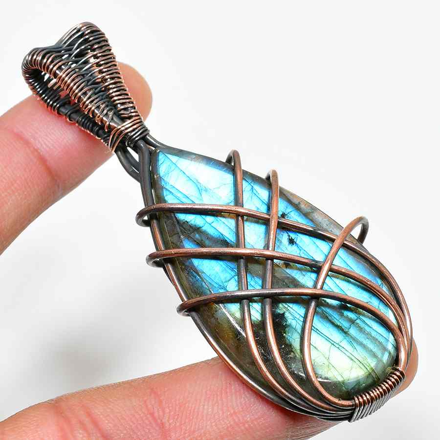 Moonlit Embrace – Labradorite & Oxidized Copper Pendant