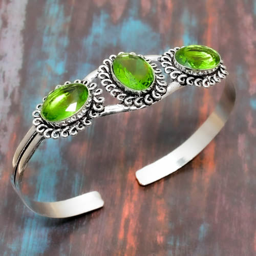 Peridot Radiance – Silver-Toned Cuff