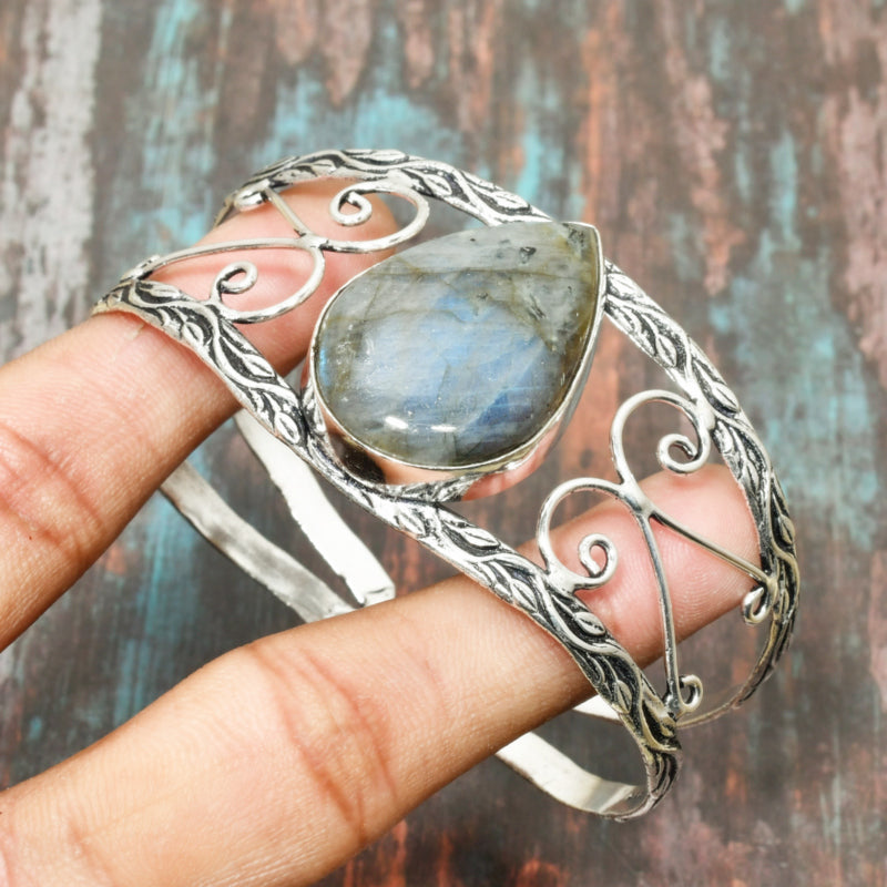 Celestial Veil – Labradorite Silver Filigree Bracelet
