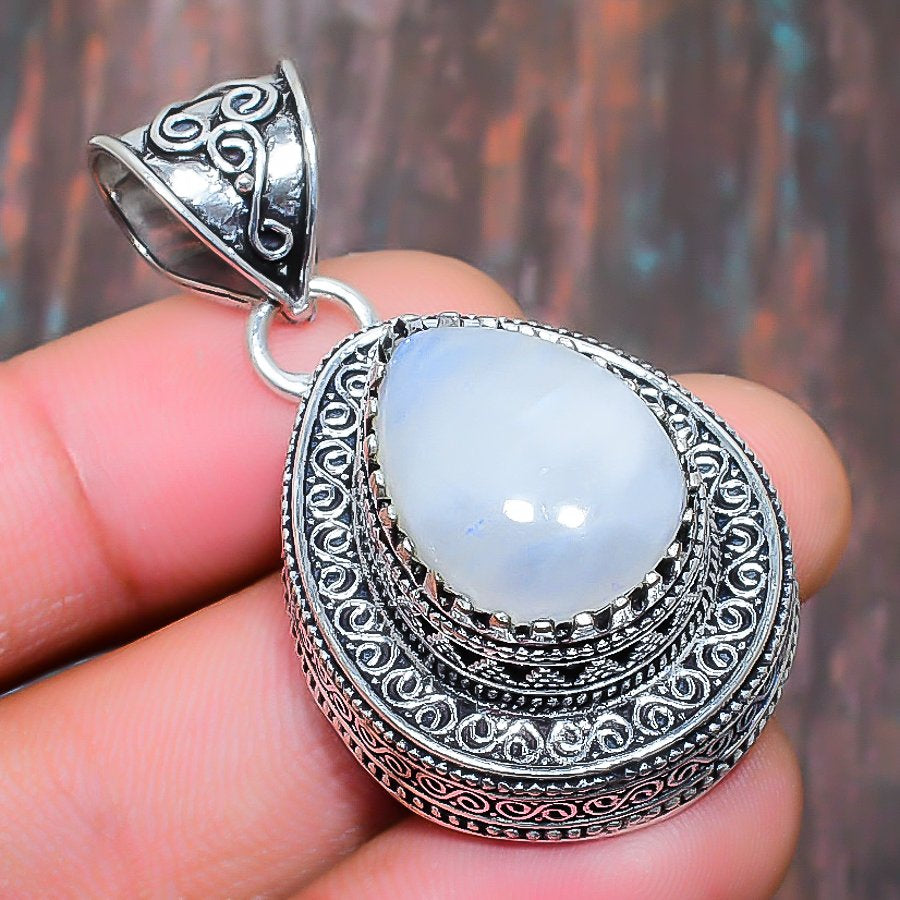 Moonlit Serenity – Sterling Silver Moonstone Pendant