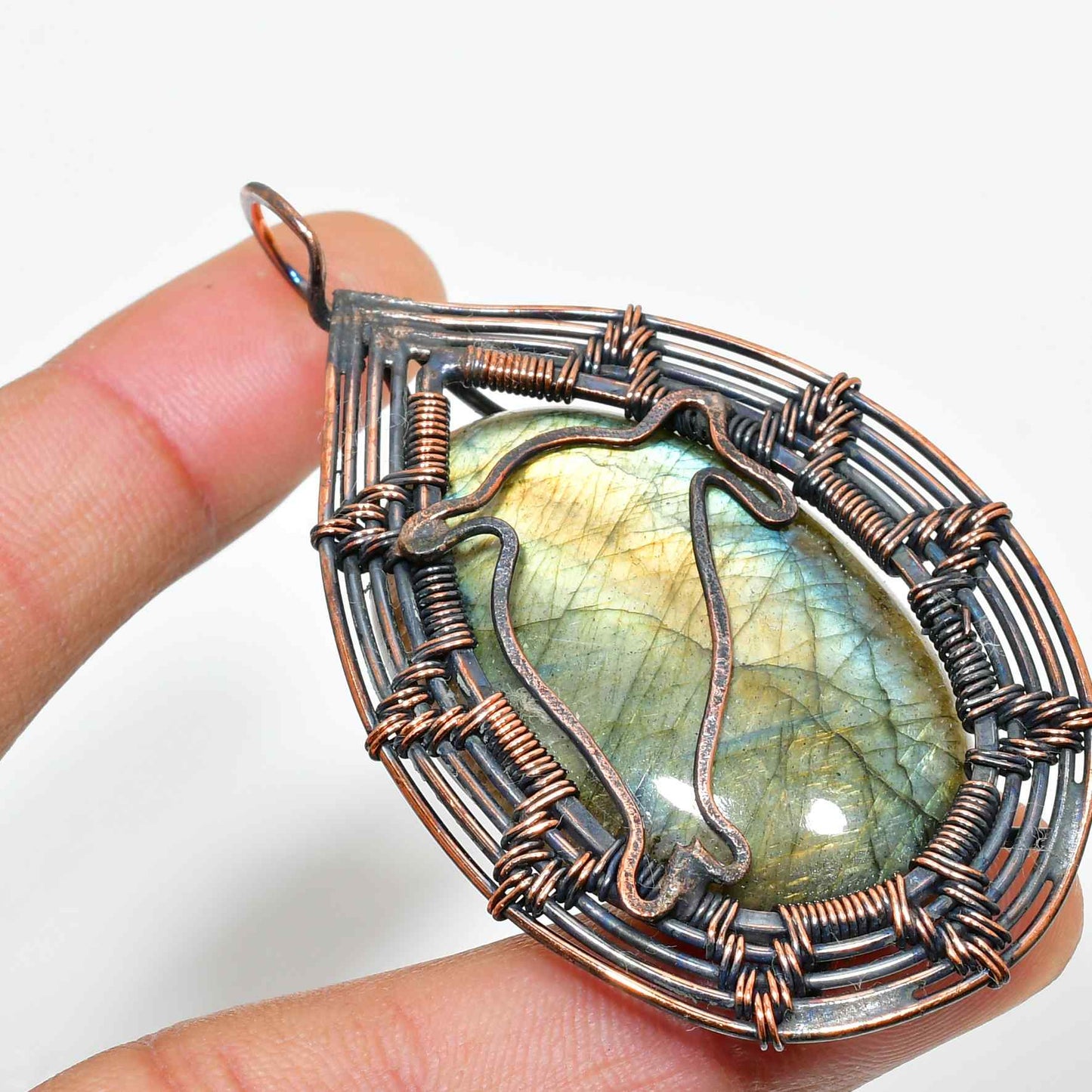 Luna’s Lure – Labradorite Copper Pendant