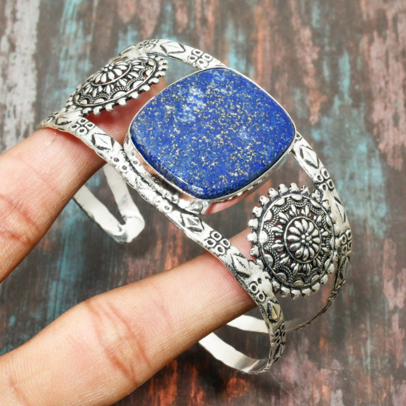 Luna’s Gaze – Lapis Lazuli Silver Cuff