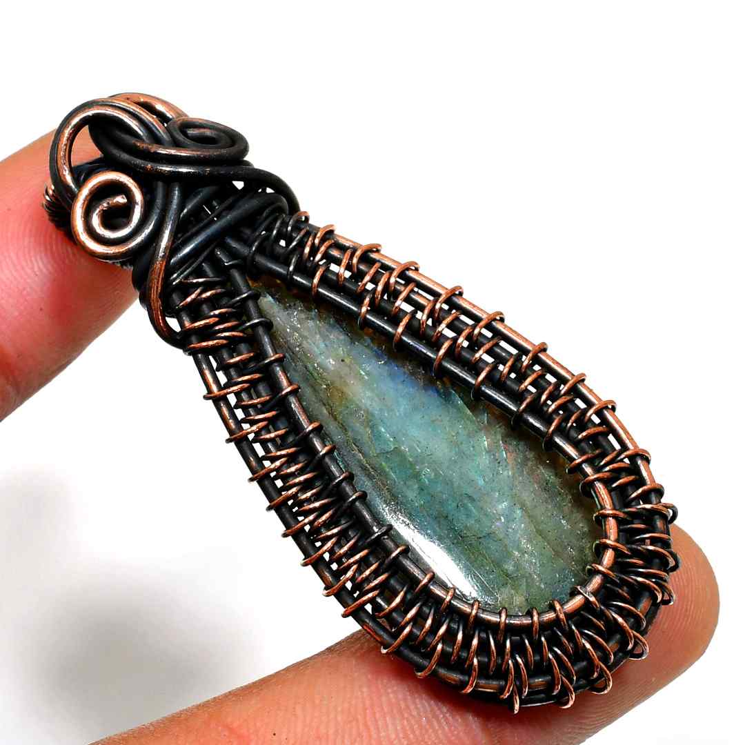 Harmonic Glow – Labradorite Copper Pendant