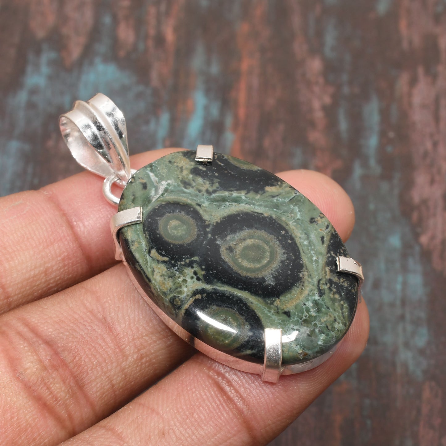 Serenity’s Embrace – Silver Serenity Stone Pendant