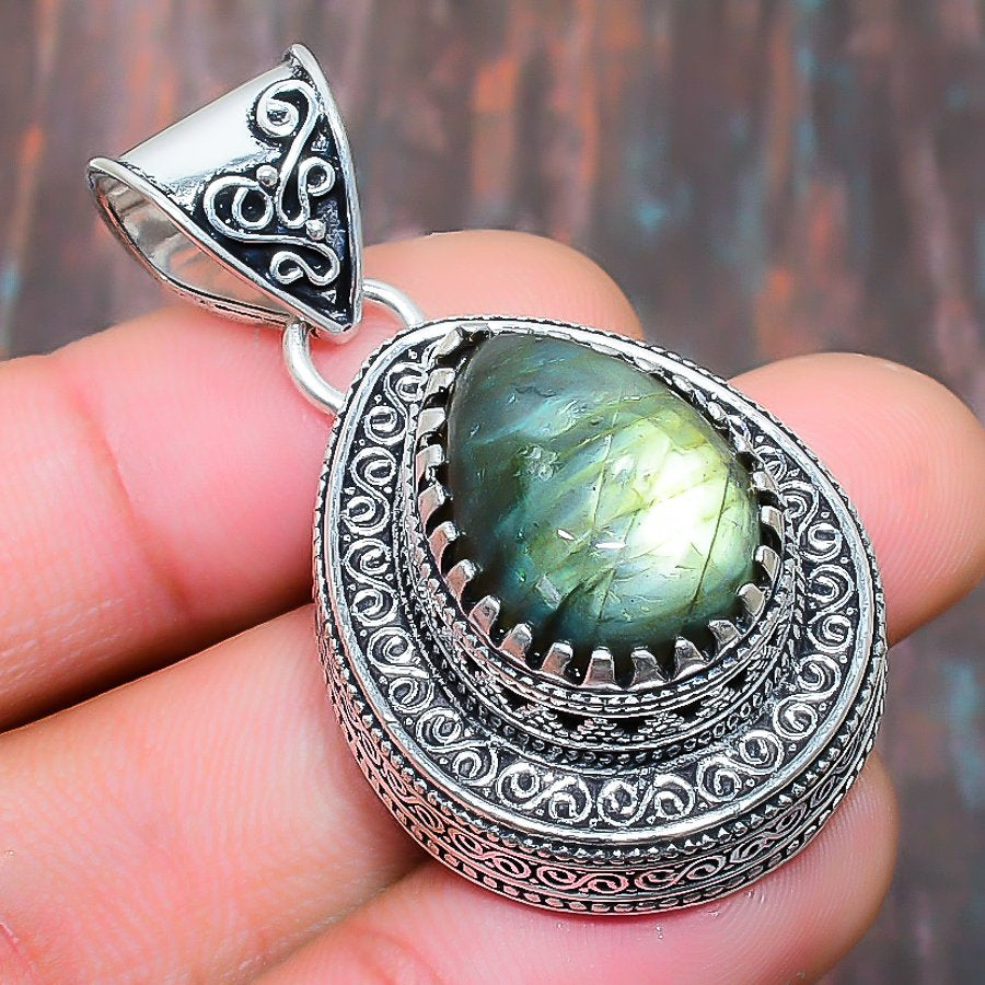 Luminous Harmony – Labradorite Sterling Silver Pendant
