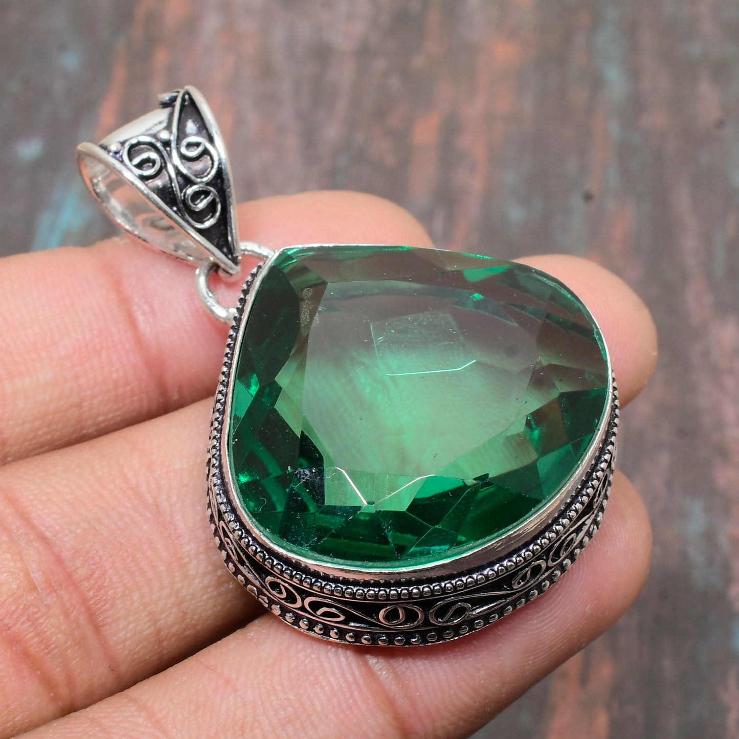 Emerald Embrace – Sterling Silver Filigree Pendant