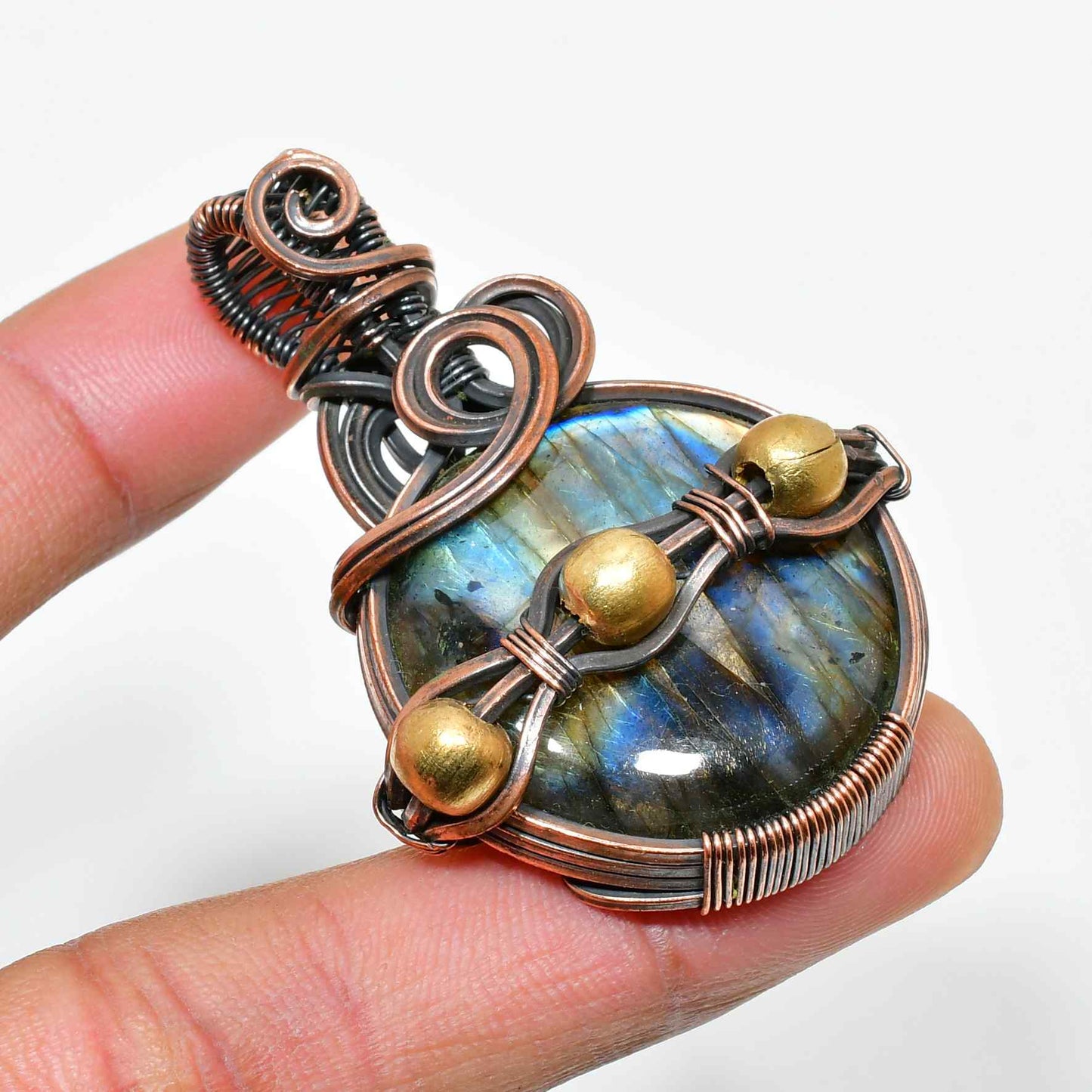 Celestial Veil – Labradorite & Gold Pendant