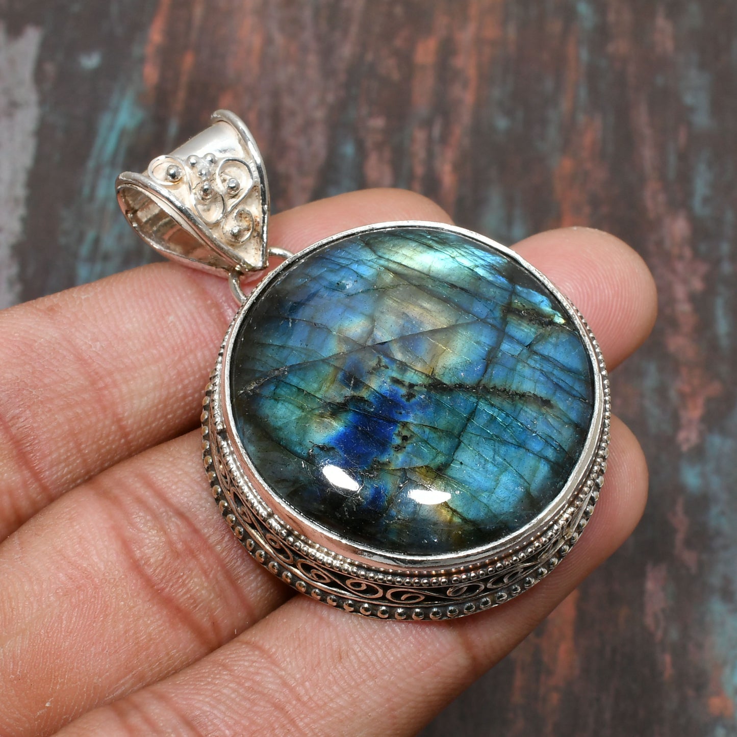 Selene’s Shimmer – Labradorite Silver Pendant