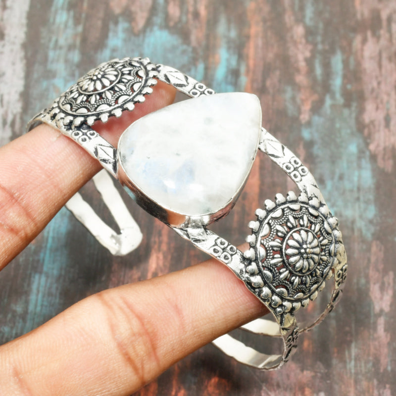 Lunar Muse – Silver Moonstone Cuff
