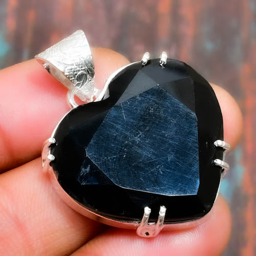 Dark Embrace – Silver‐Wrapped Obsidian Heart