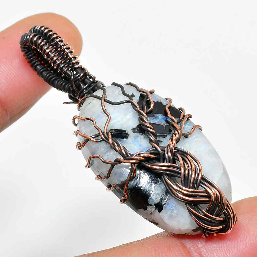 Reverie’s Embrace – Labradorite Copper Pendant