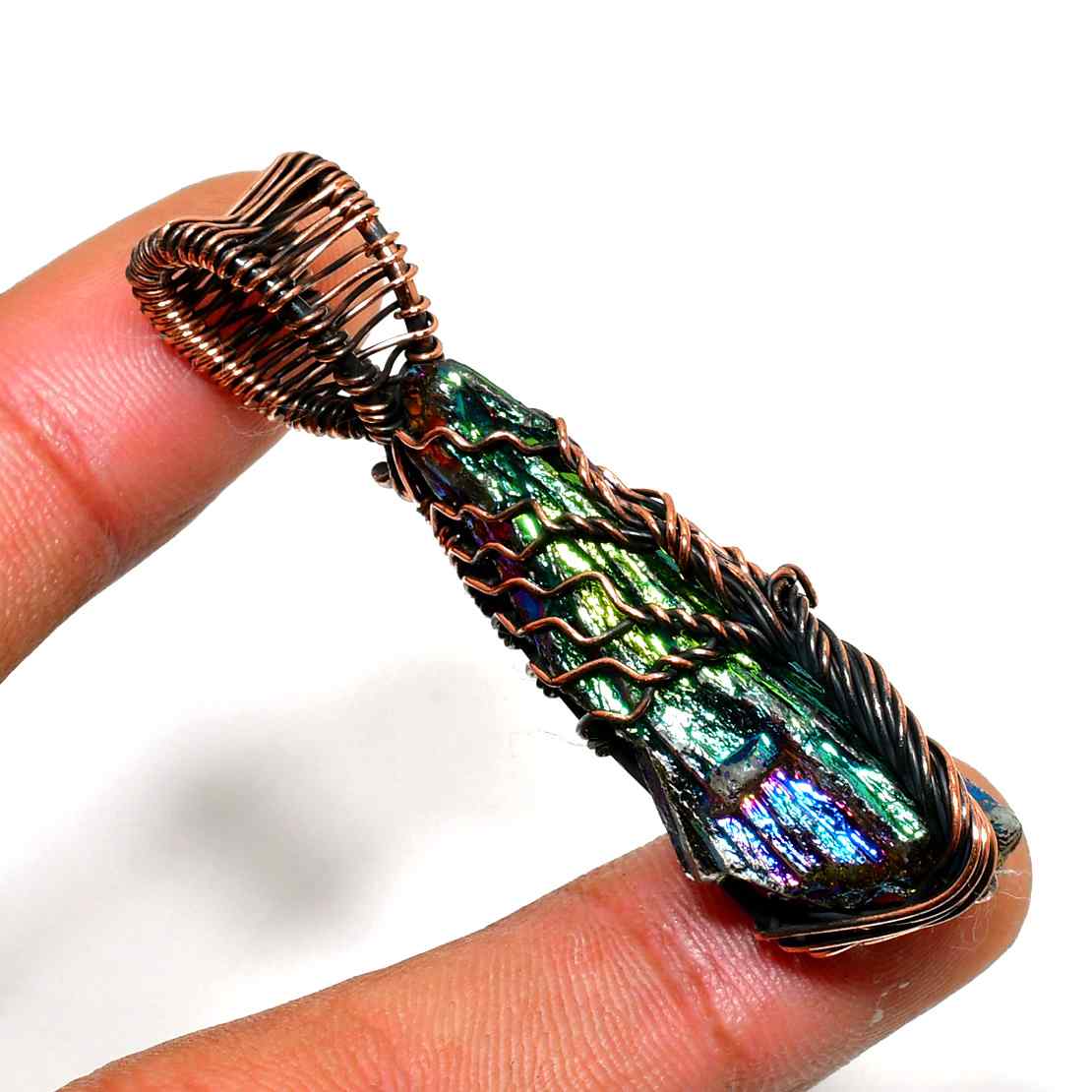 Aurora’s Embrace – Labradorite Copper Pendant