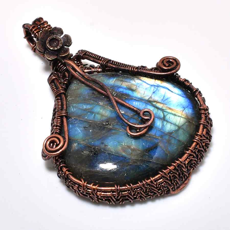 Aura’s Embrace – Labradorite Copper Pendant