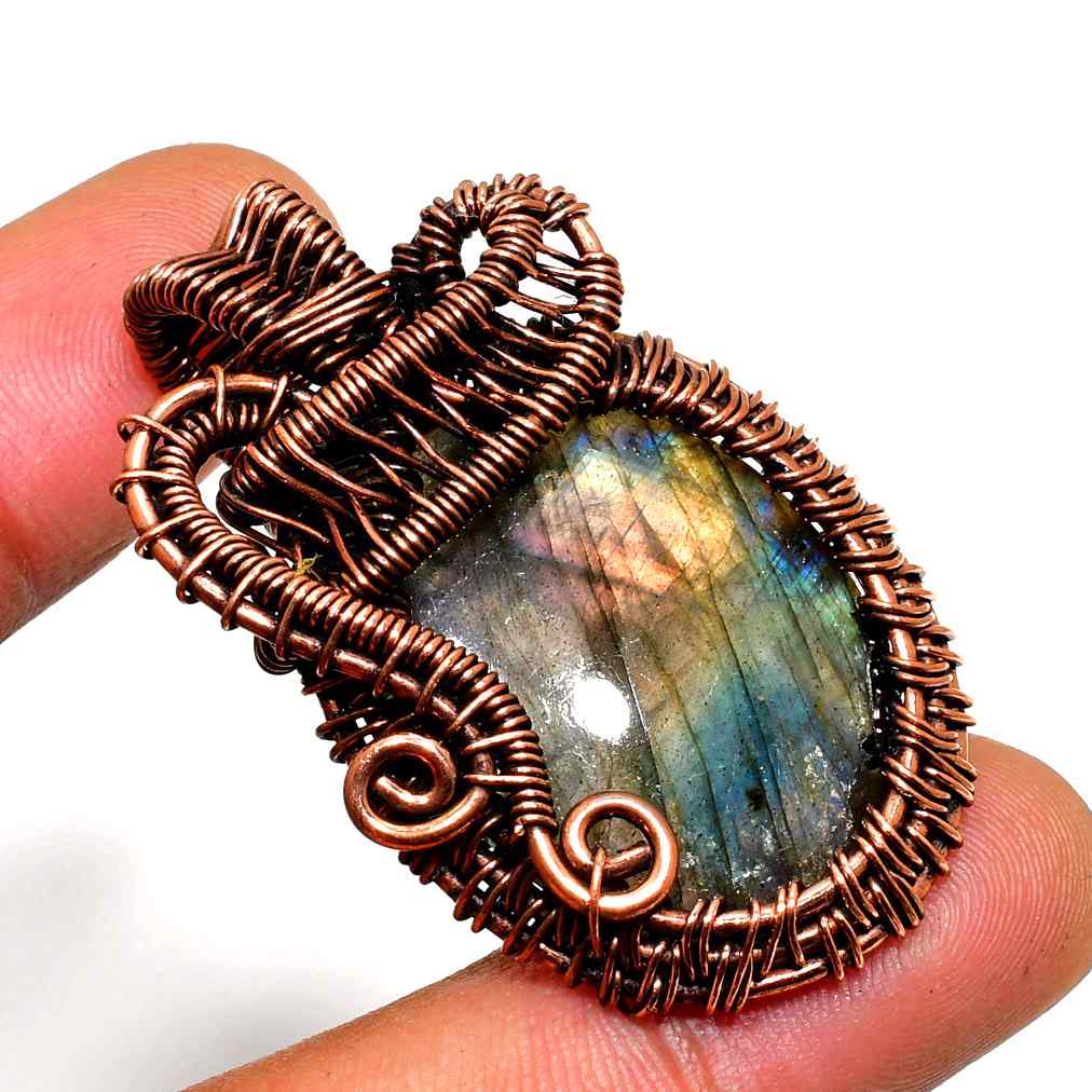 Selene’s Glow – Labradorite Copper Pendant
