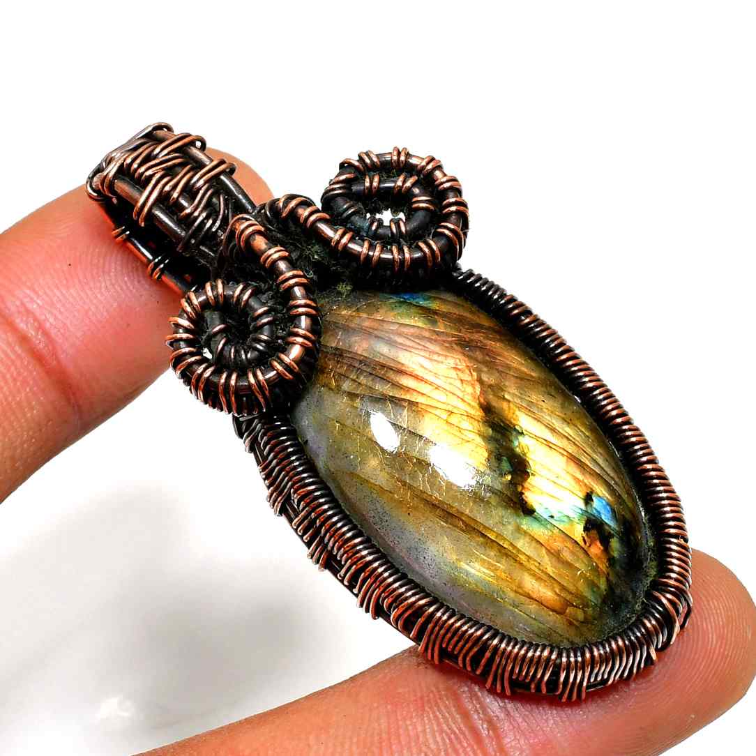 Celestial Aura – Labradorite Copper Pendant