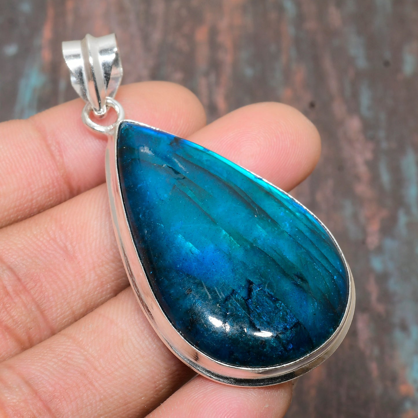 Selene’s Gleam – Sterling Silver Labradorite Pendant
