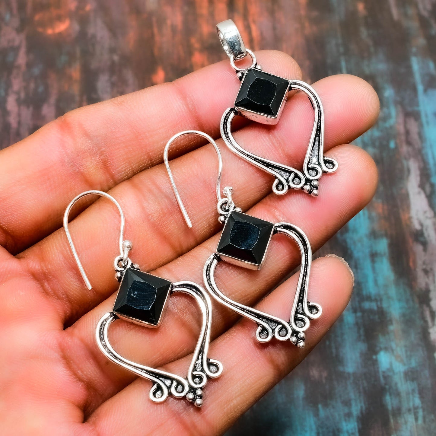 Noir Embrace – Black Onyx Heart Earrings