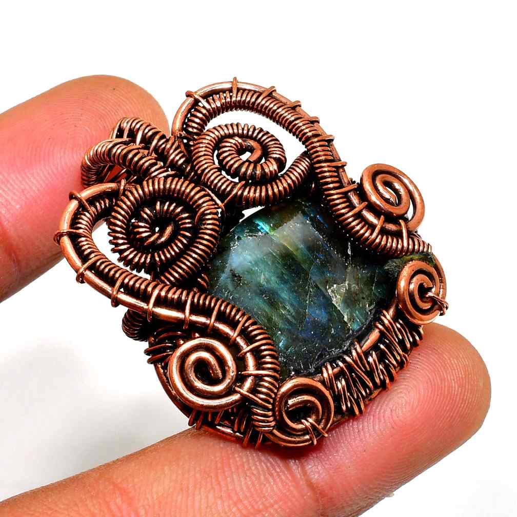 Selene’s Radiance – Labradorite Copper Pendant
