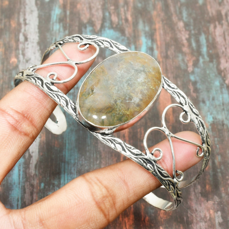 Aurora’s Embrace – Labradorite Silver Cuff