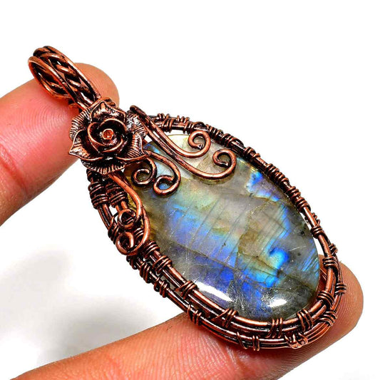 Luna’s Shard – Labradorite Copper Pendant