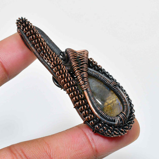 Labradorite Embrace – Copper-Wrapped Intuition Pendant