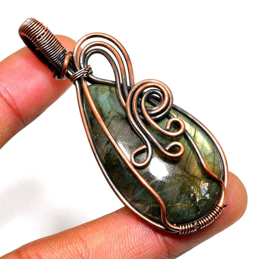 Radiant Wanderer – Labradorite Copper Pendant