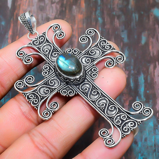 Celestial Embrace – Labradorite & Sterling Silver Pendant