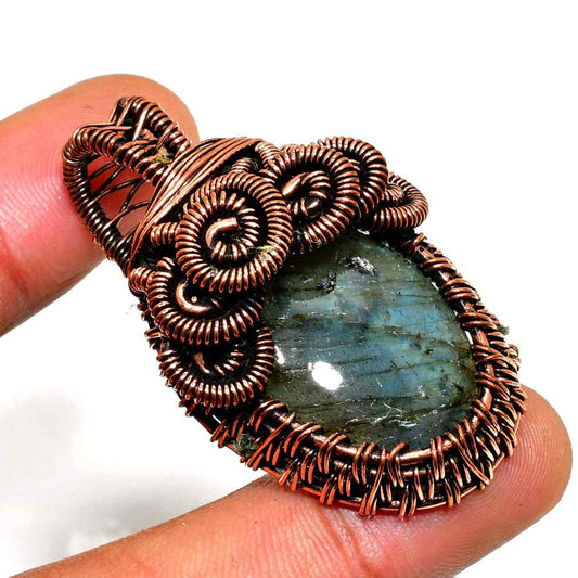 Aurora’s Glow – Labradorite Copper Pendant