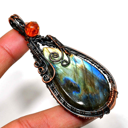 Aurora’s Embrace – Labradorite Copper Pendant