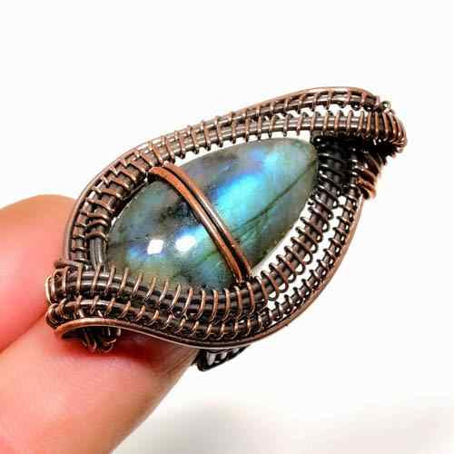 Aurora’s Shield – Labradorite Copper Ring