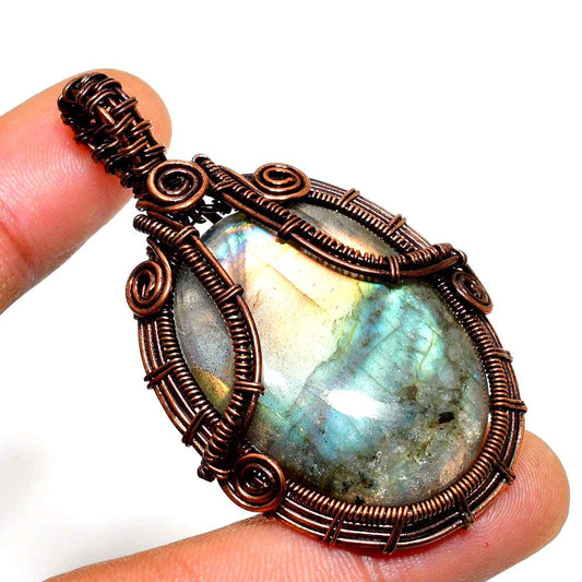 Celestial Glow – Labradorite Copper Pendant