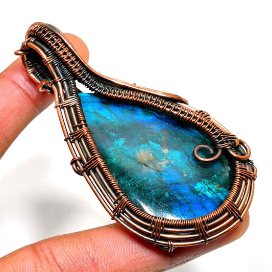 Aurora’s Gleam – Labradorite Copper Pendant
