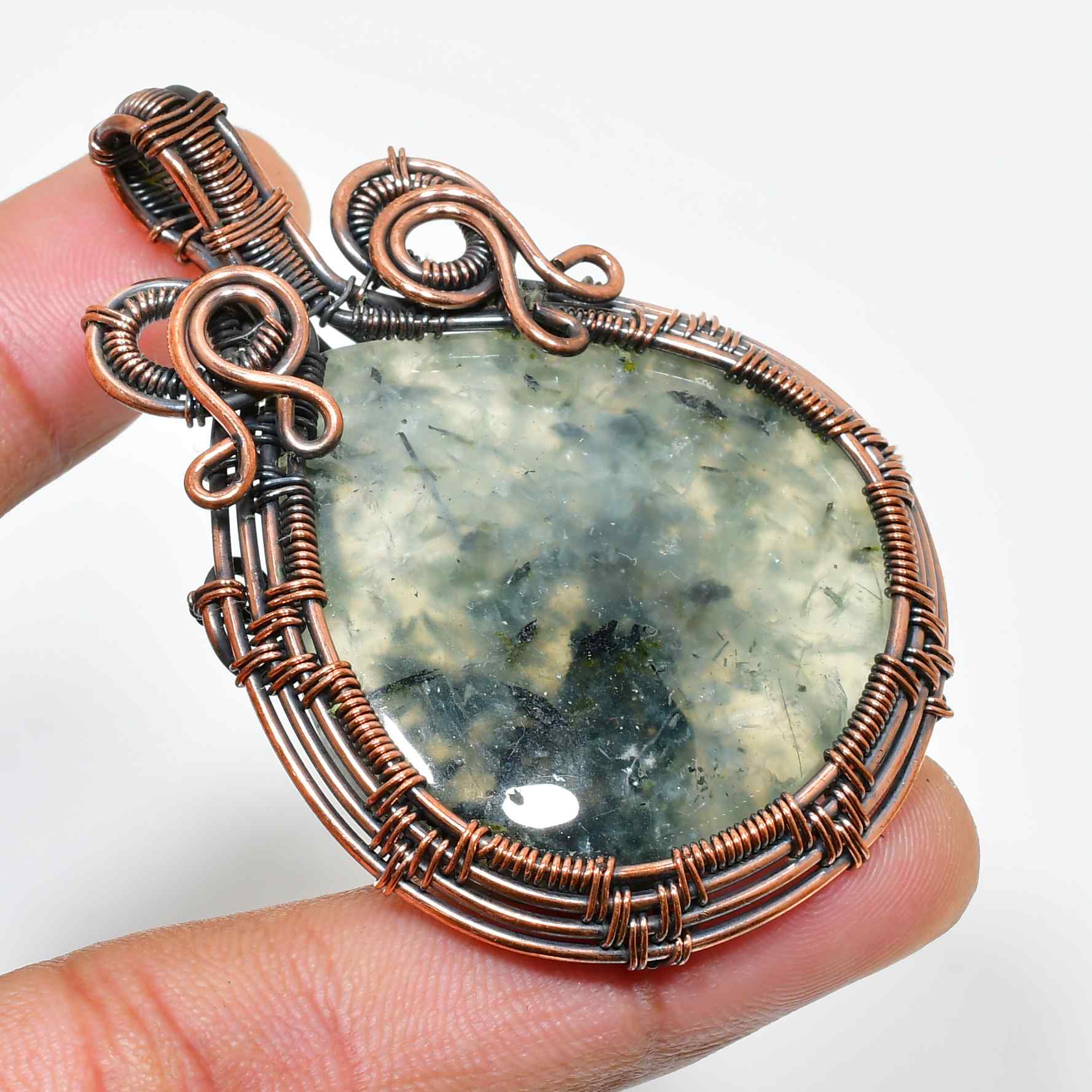 Enchanted Shadow – Labradorite Copper Pendant