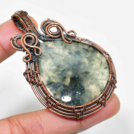 Enchanted Shadow – Labradorite Copper Pendant