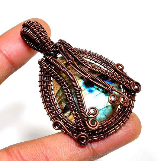Ezra’s Veil – Labradorite Copper Pendant