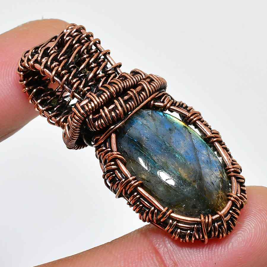 Celestial Embrace – Labradorite Copper Pendant