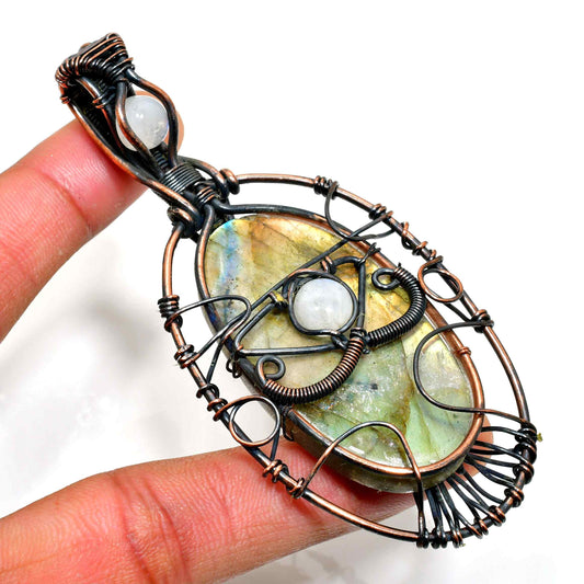 Aurora’s Embrace – Labradorite Copper Pendant