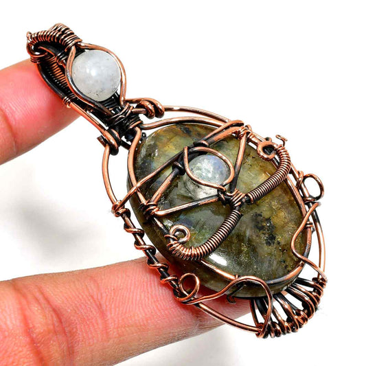 Labyrinthine Embrace – Labradorite Copper Pendant