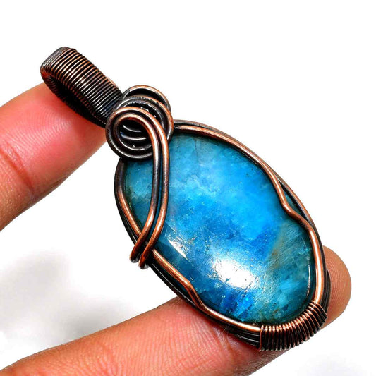 Selene’s Shimmer – Labradorite & Copper Pendant