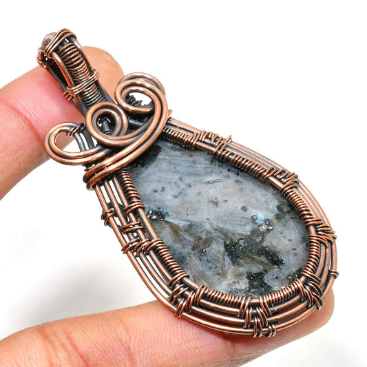 Selene’s Shimmer – Labradorite Copper Pendant