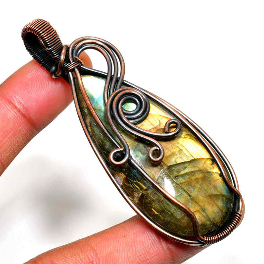 Illuminated Serenity – Labradorite Copper Pendant