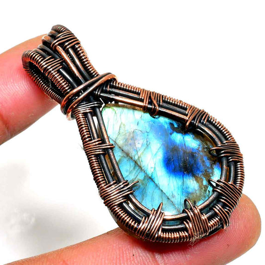 Selene’s Aura – Labradorite Copper Pendant