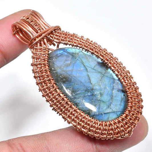 Aurora’s Embrace – Labradorite Copper Pendant